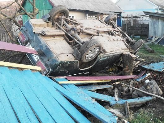 На Буковине ВАЗ задавил трех школьниц, снес забор и перевернулся