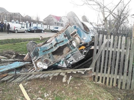 На Буковине ВАЗ задавил трех школьниц, снес забор и перевернулся