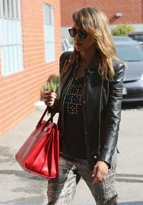 Джессика Альба стала "особо опасной" блондинкой