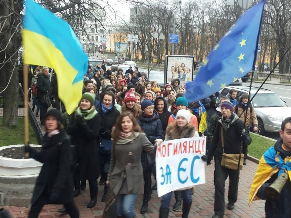 Многотысячная колонна студентов прошла через весь Киев
