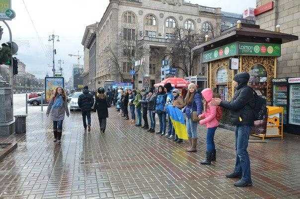 Украинцы образовали живую цепь от Киева до ЕС