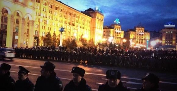 На Евромайдане бросали дымовые шашки и дрались с "Беркутом"