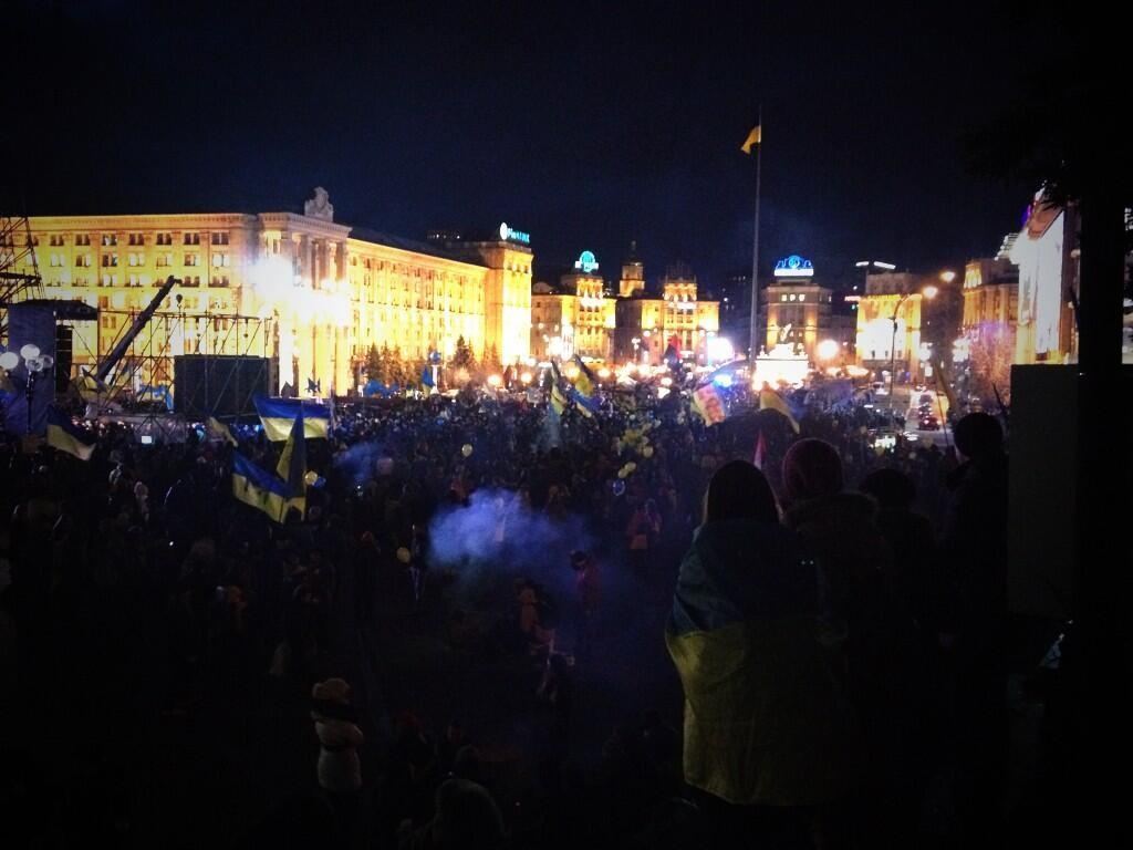 На Евромайдане бросали дымовые шашки и дрались с "Беркутом"