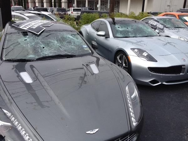 В США голый афроамериканец расстрелял суперкары на $200 тыс.