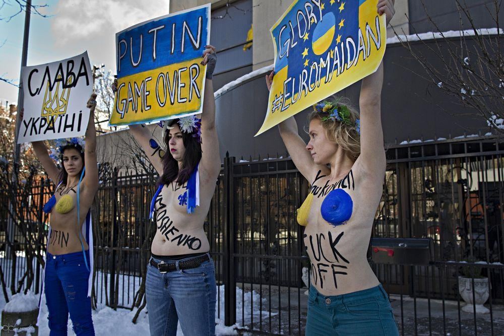 Канадські "феменші" роздяглися заради Евромайдана