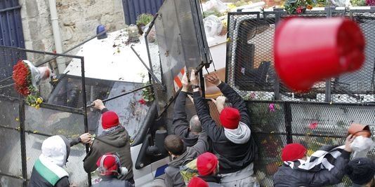 Многотысячный митинг во Франции закончился столкновениями с полицией