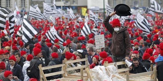 Многотысячный митинг во Франции закончился столкновениями с полицией