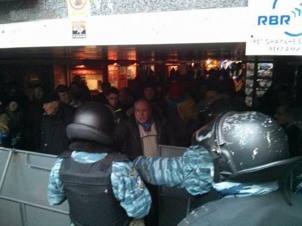 На Майдані "Беркут" заблокував виходи з підземки