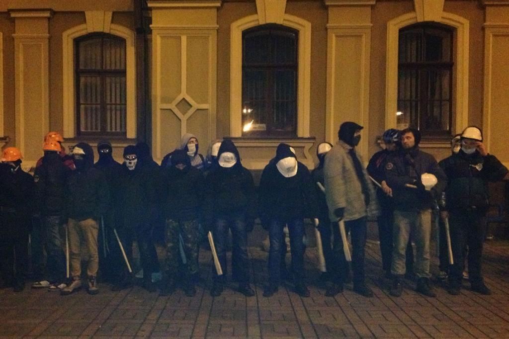 На Евромайдане собрались люди с битами