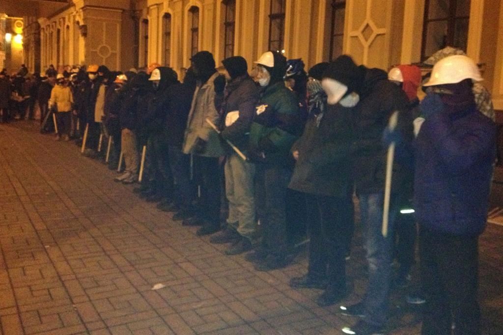 На Евромайдане собрались люди с битами