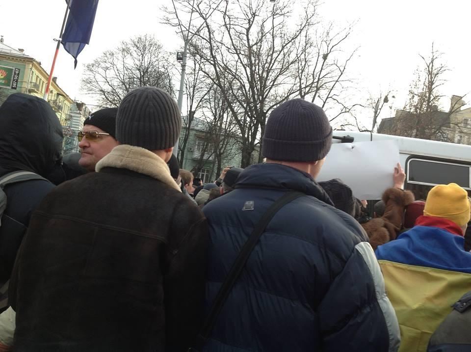 Активисты Евромайдана заблокировали машину с солдатами внутренних войск