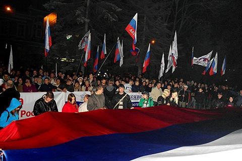 У Сімферополі російські націоналісти палили прапор ЄС