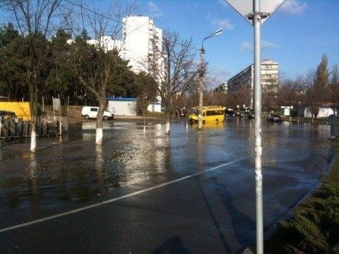 ЧП в Киеве: из-за прорыва трубы заливает Лесной массив