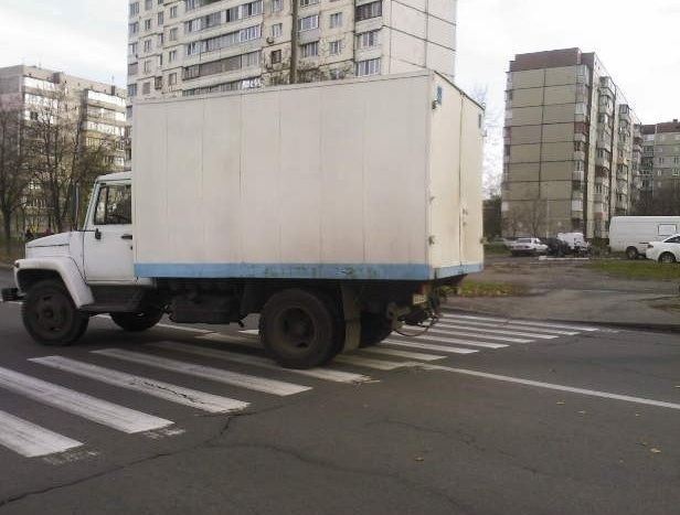 В Киеве грузовик сбил на зебре женщину