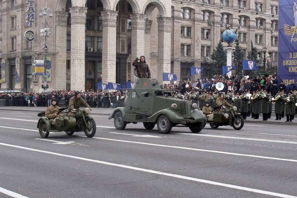 По Крещатику проехала военная техника