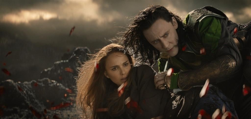 Молот на вешалке, чай на столе