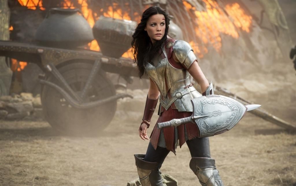 Молот на вешалке, чай на столе