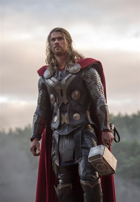 Молот на вешалке, чай на столе