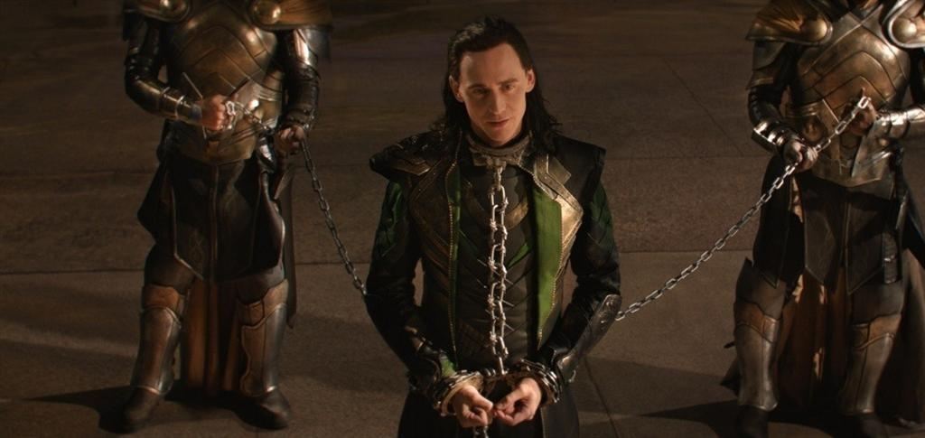 Молот на вешалке, чай на столе