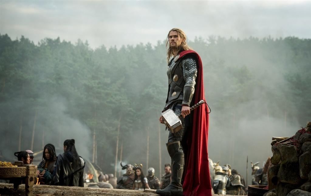 Молот на вешалке, чай на столе