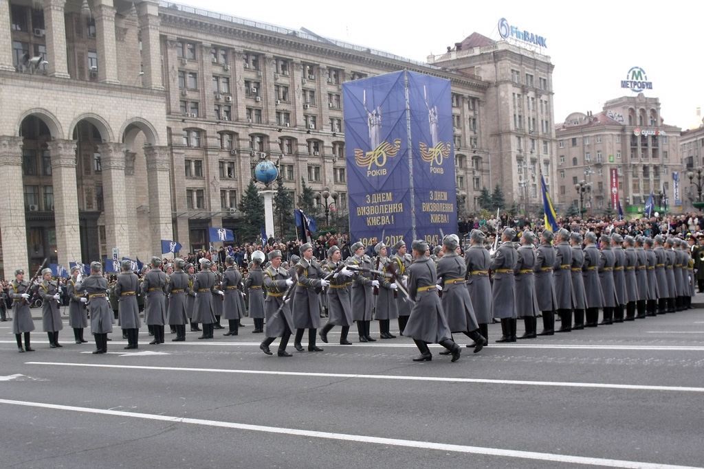 Хрещатиком проїхала військова техніка