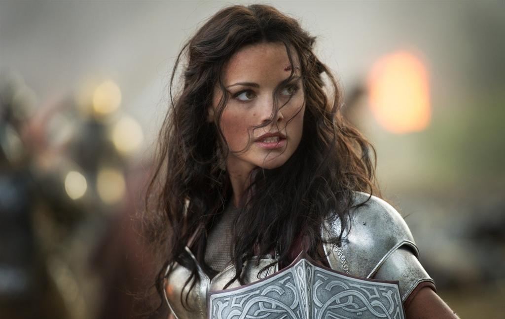 Молот на вешалке, чай на столе