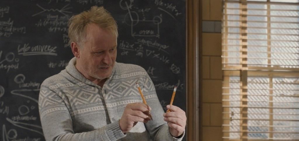 Молот на вешалке, чай на столе