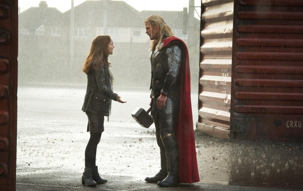 Молот на вешалке, чай на столе