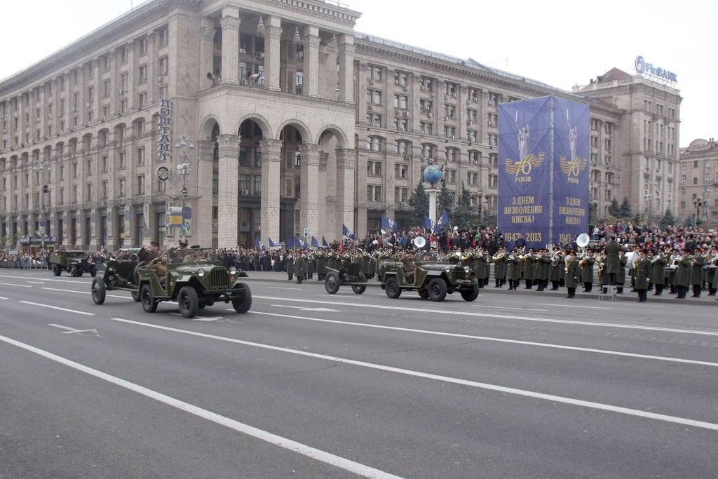 По Крещатику проехала военная техника