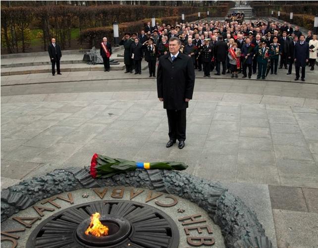 Янукович с ветеранами пришли в парк Вечной Славы