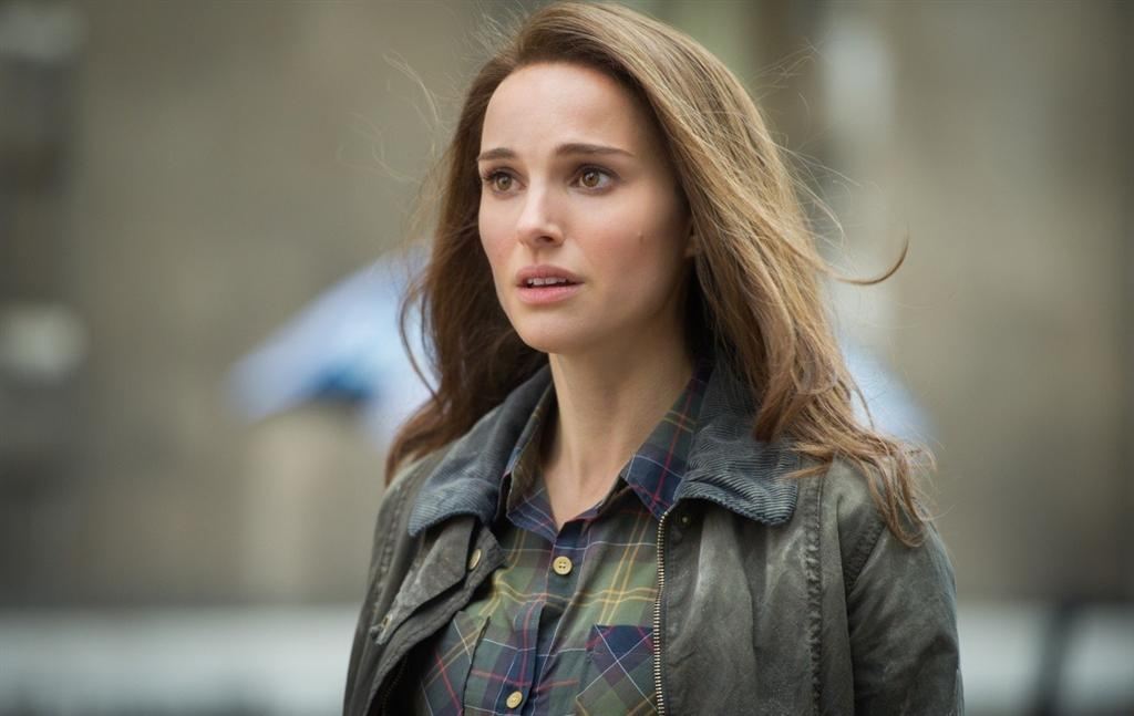 Молот на вешалке, чай на столе