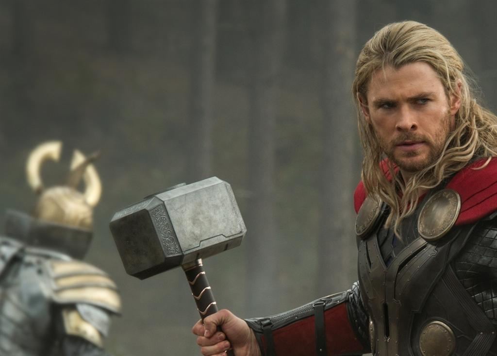 Молот на вешалке, чай на столе