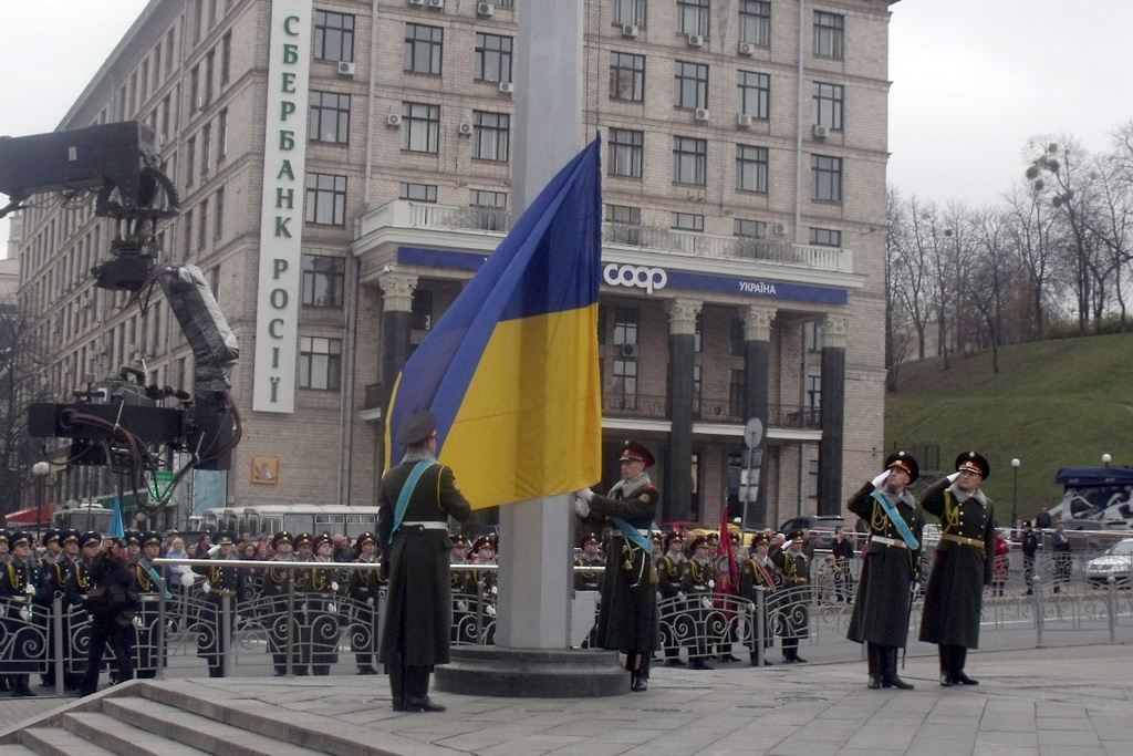 По Крещатику проехала военная техника