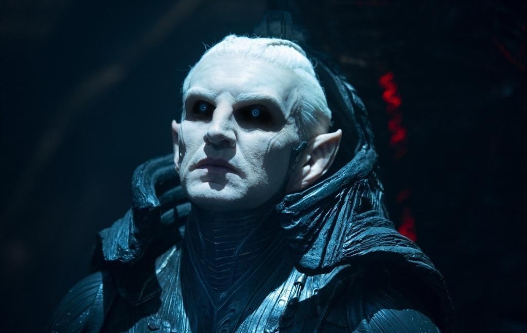 Молот на вешалке, чай на столе