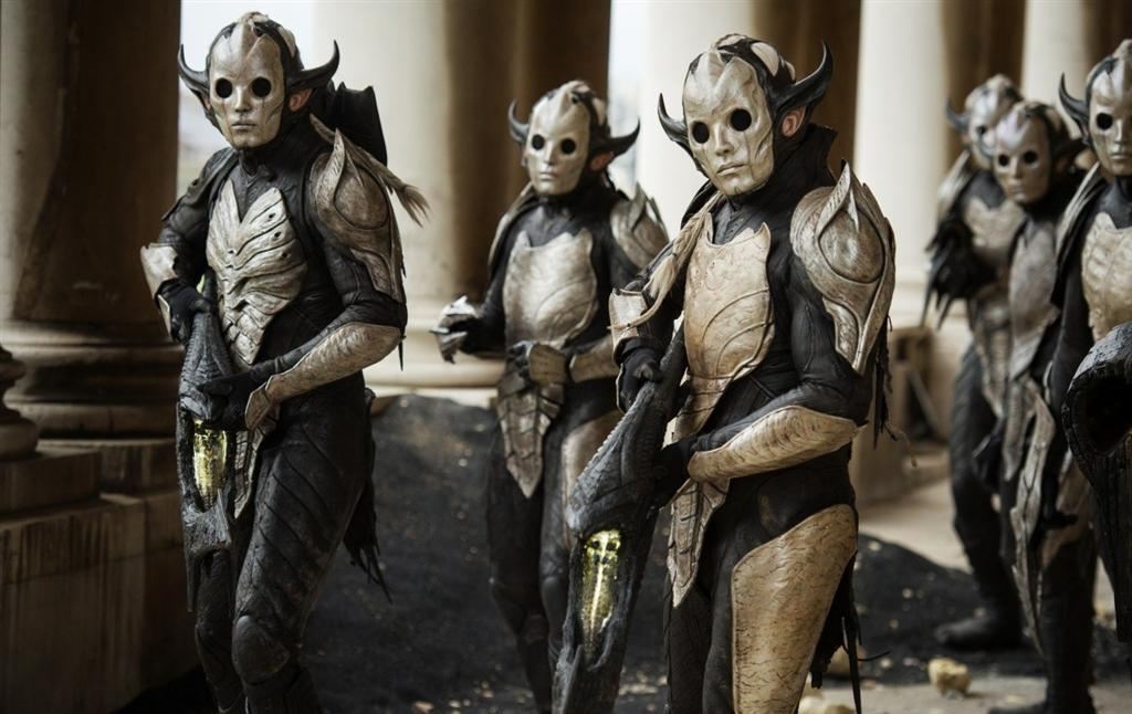 Молот на вешалке, чай на столе