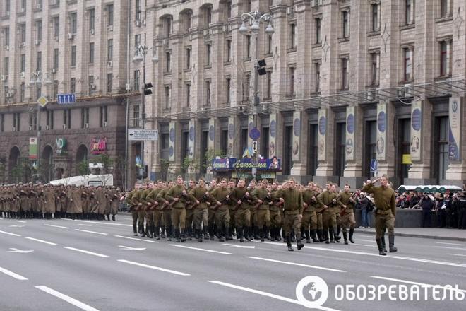 Праздник в Киеве: по Крещатику ездил танк и маршировали барабанщицы