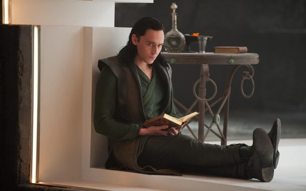 Молот на вешалке, чай на столе