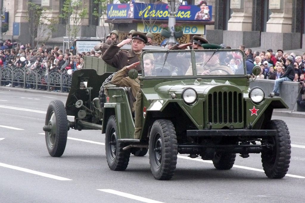 По Крещатику проехала военная техника