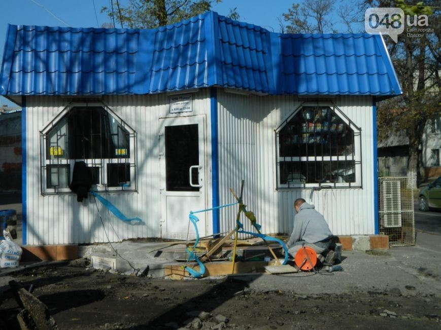 В Одессе стройку оградили разорванным флагом Украины