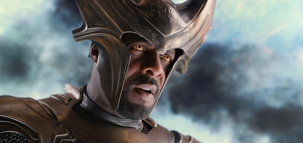 Молот на вешалке, чай на столе