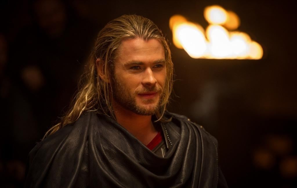 Молот на вешалке, чай на столе