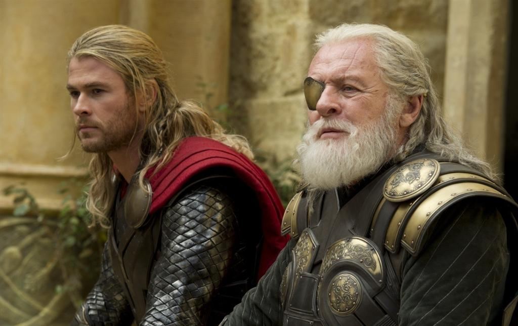 Молот на вешалке, чай на столе