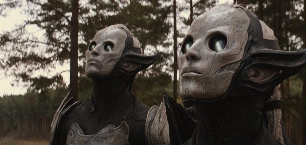 Молот на вешалке, чай на столе