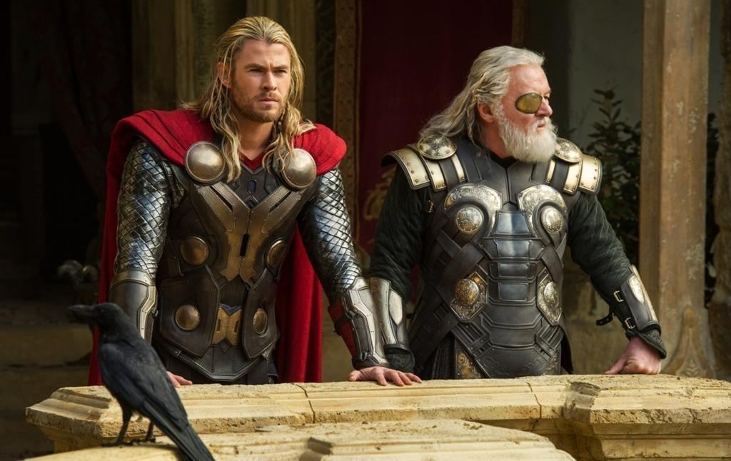 Молот на вешалке, чай на столе