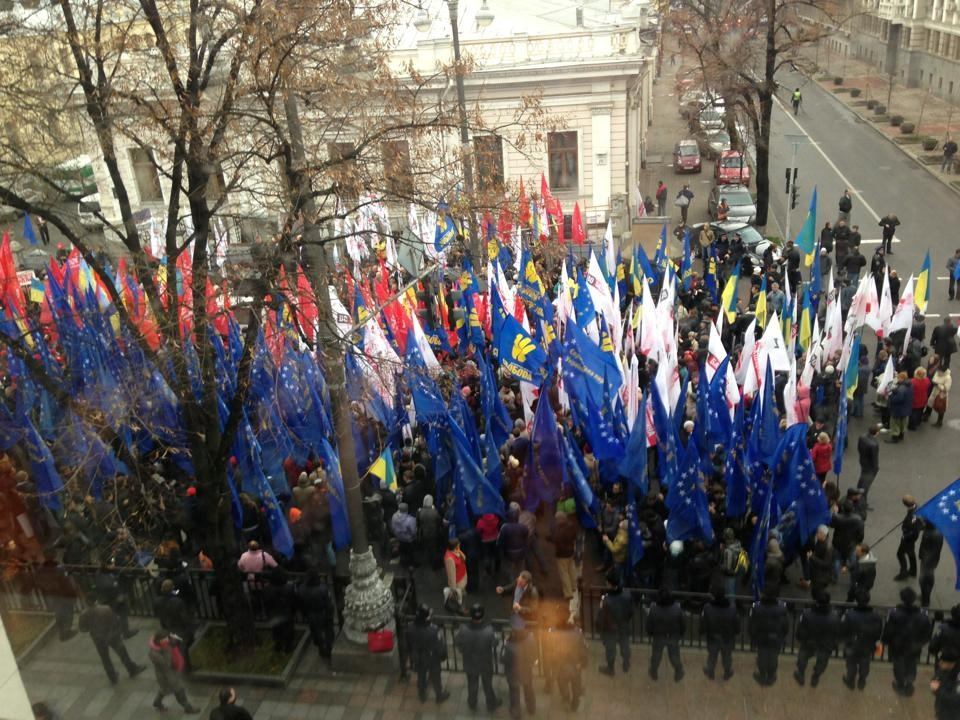 Митинг под Радой: требуют Юле - волю, Украину - в Евросоюз