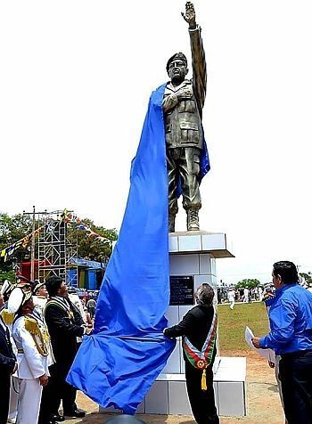 Трехметровый памятник Чавесу открыли в Боливии