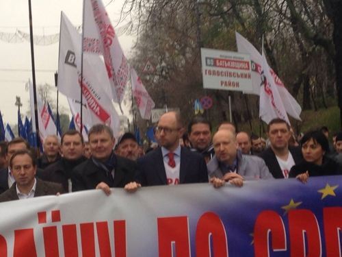 Митинг под Радой: требуют Юле - волю, Украину - в Евросоюз