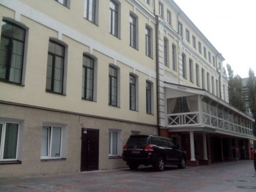 Табачник продає своєму братові будівлі Міносвіти - ЗМІ 
