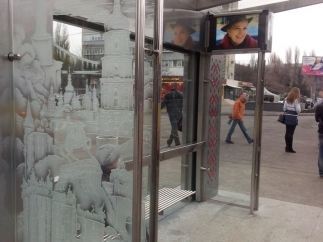 В Киеве появилась первая остановка с телевизором