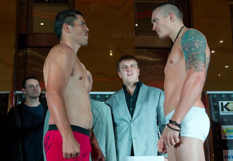 Любимец публики Усик и "раненый" Ромеро взвесились накануне боя